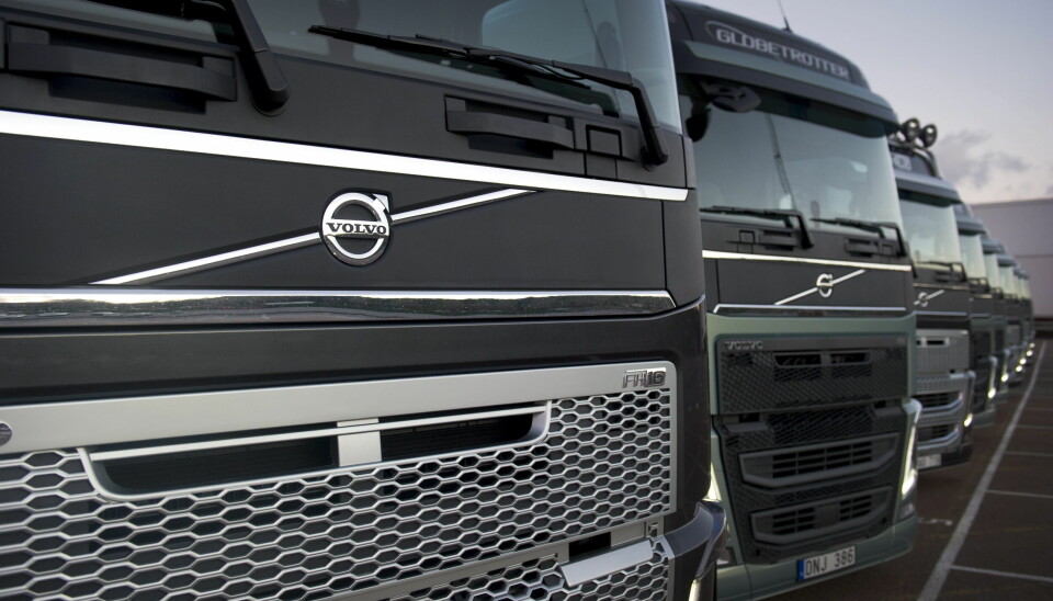 Svarta och gröna lastbilar från Volvo uppställda på rad