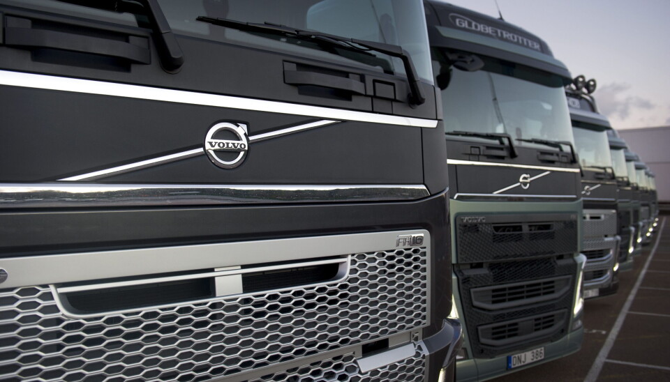 Volvo går bra och gör en rejäl vinst under det första kvartalet. Arkivbild. Svarta och gröna lastbilar från Volvo uppställda på rad