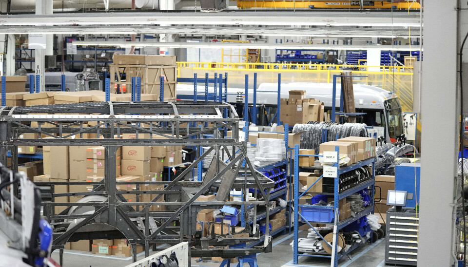 Elbilstillverkning vid en fabrik i Minnesota. Arkivbild. Fabriksmiljö med hyllor och kartonger