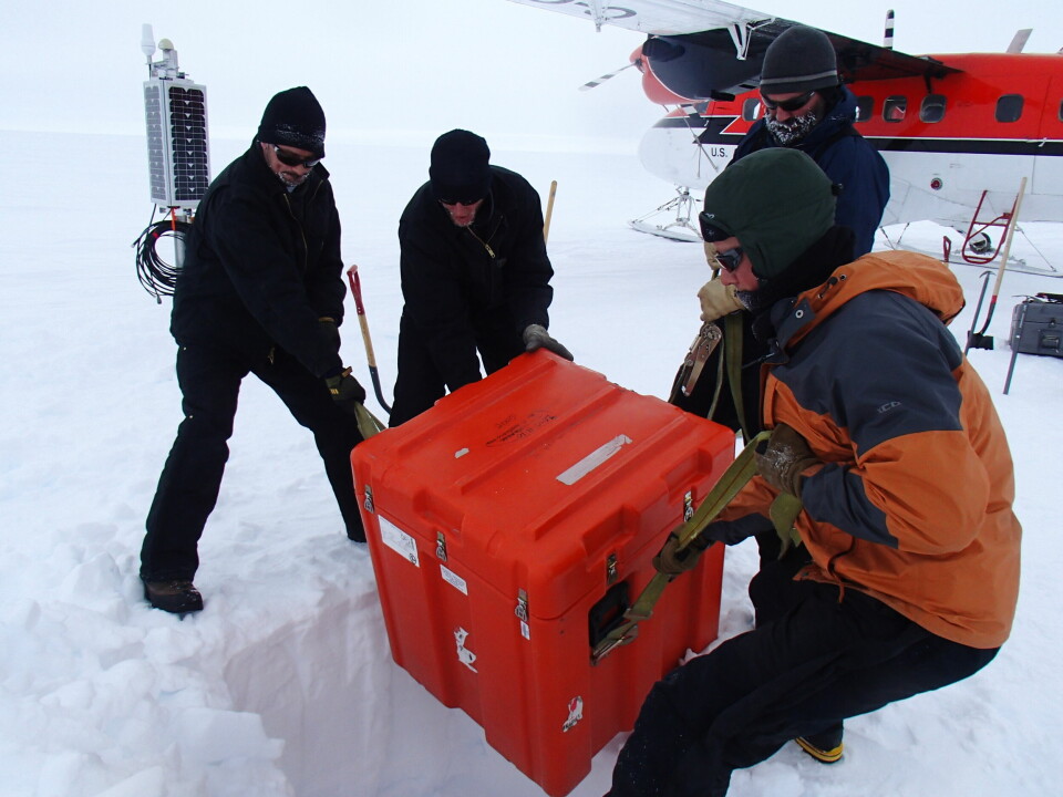 Forskare gräver ner seismisk mätutrustning i Antarktis.