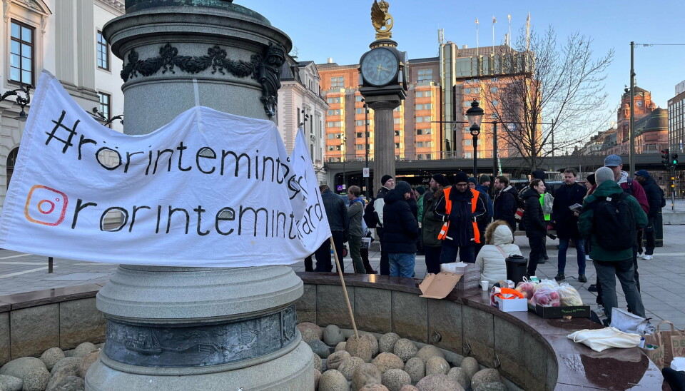 Strejkande lokförare har börjat samlas utanför Centralstationen i Stockholm. Strejkande lokförare har börjat samlas utanför Centralstationen i Stockholm.