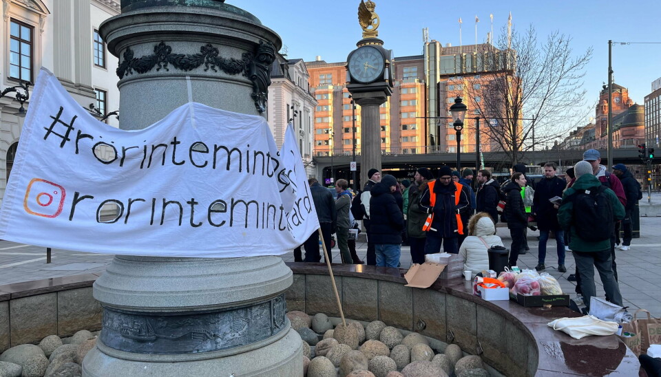 Strejkande lokförare har börjat samlas utanför Centralstationen i Stockholm.