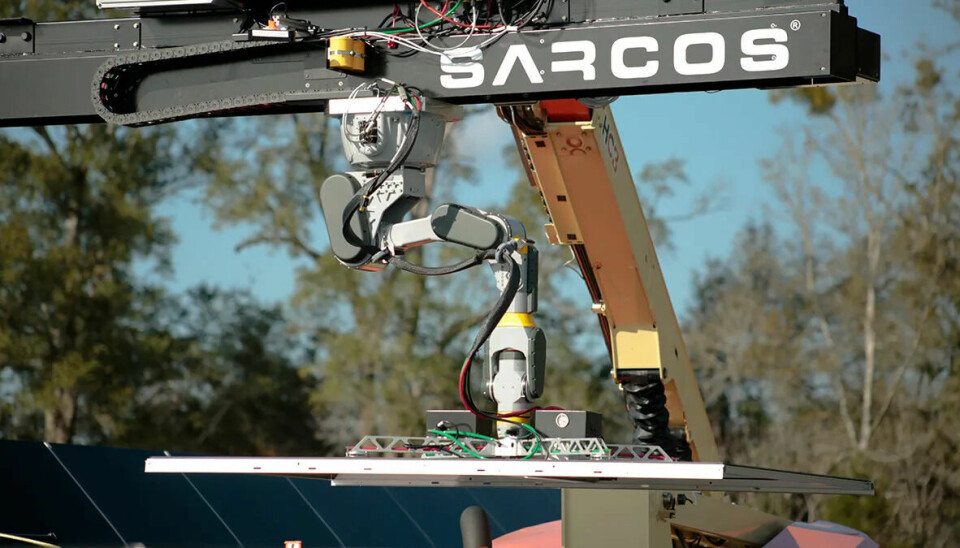 Roboten lyfter panelen med ett vakuumsystem och placerar den på sin rätta plats.