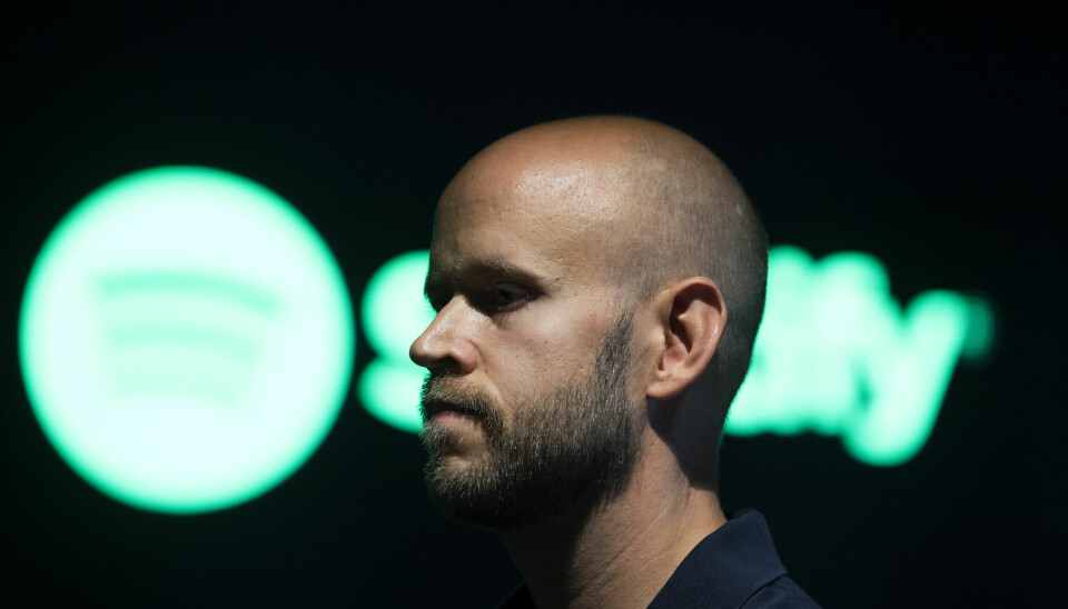Daniel Ek framför en grön Spotify-logga.