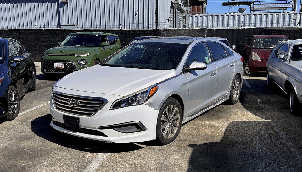 Bilar från de sydkoreanska tillverkarna Kia och Hyundai är för lätta att stjäla, enligt justitieministrarna i flera amerikanska delstater. En vit Hyundai på en parkeringsplats.