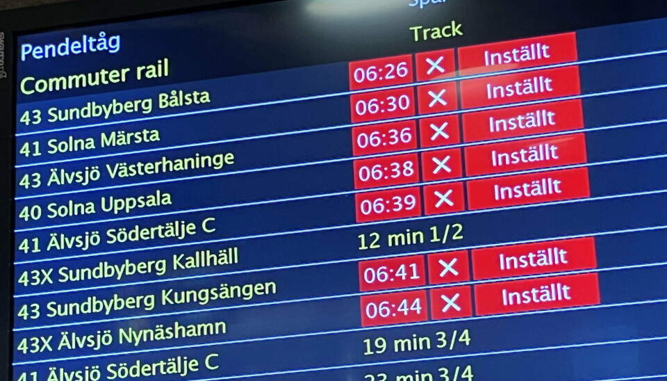 Den vilda strejken bland lokförare på pendeltågen i Stockholm orsakade stora problem och resulterade i många inställda tåg. Arkivbild. Skylt på en tågstation som visar att många tåg är inställda.