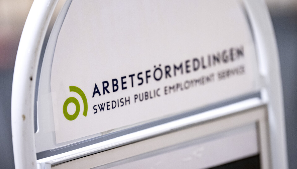 En vit skylt med texten 'Arbetsförmedlingen' på