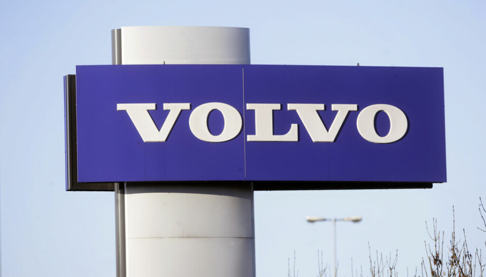 En Volvo-skylt på en fabrik.