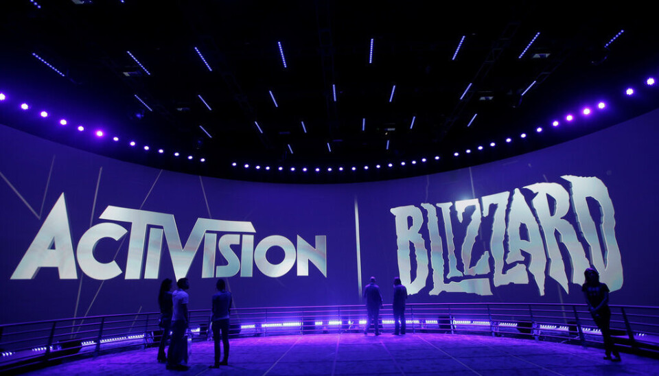Brittiska konkurrensmyndigheter stoppar Microsofts uppköp av Activision Blizzard. Arkivbild. Activision Blizzard syns på stor skärm.
