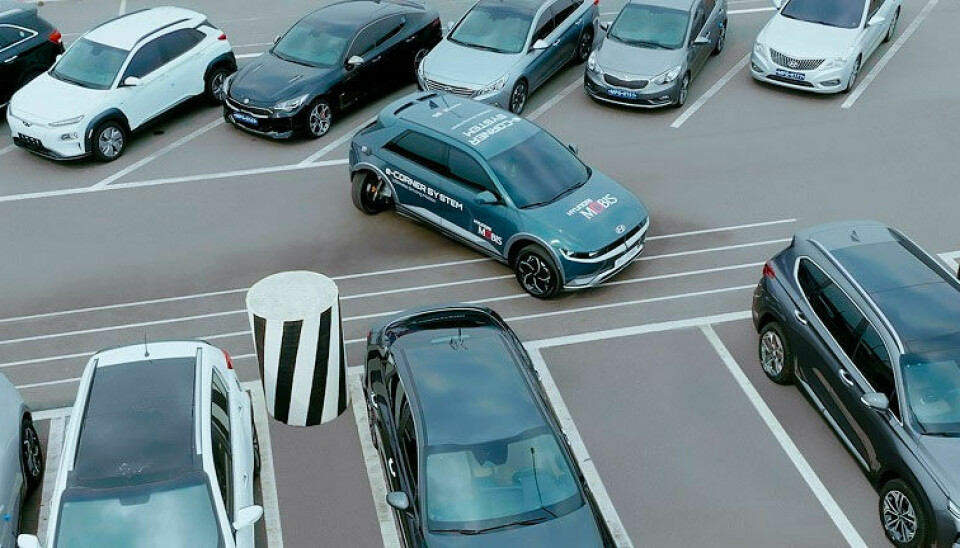 Pivotsväng för att enkelt ta sig in i en trång parkering. Det finns många scenarion där E-corner-systemet kan underlätta i vardagen