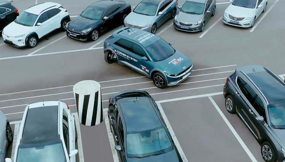 Pivotsväng för att enkelt ta sig in i en trång parkering. Det finns många scenarion där E-corner-systemet kan underlätta i vardagen Pivotsväng för att enkelt ta sig in i en trång parkering. Det finns många scenarion där E-corner-systemet kan underlätta i vardagen