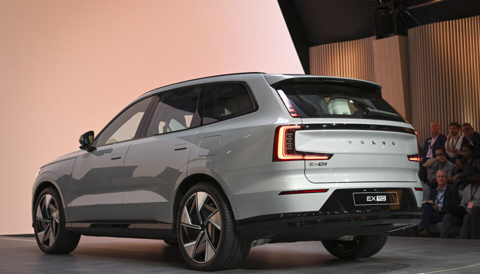 Volvo EX90, Volvo Cars nya helt elektriska modell i samband med lanseringen. Arkivbild. Volvo EX90 framför rosa bakgrund