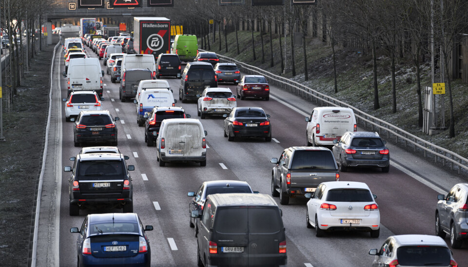 Många bilar i trafikköer, fyra filer motorväg