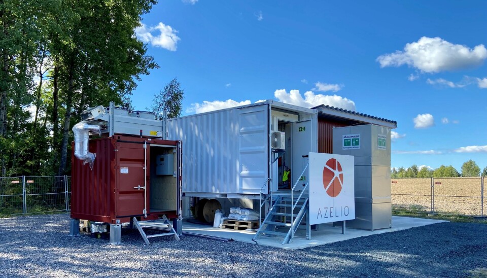 Azelio demonstrerade i fjol sin produkt på ett säteri utanför Eskilstuna. Azelio demonstrerade i fjol sin produkt på ett säteri utanför Eskilstuna. På dagen smälte solel aluminium. På natten använde stirlingmotorn den lagrade värmen för att ge både el och värme till gården.
