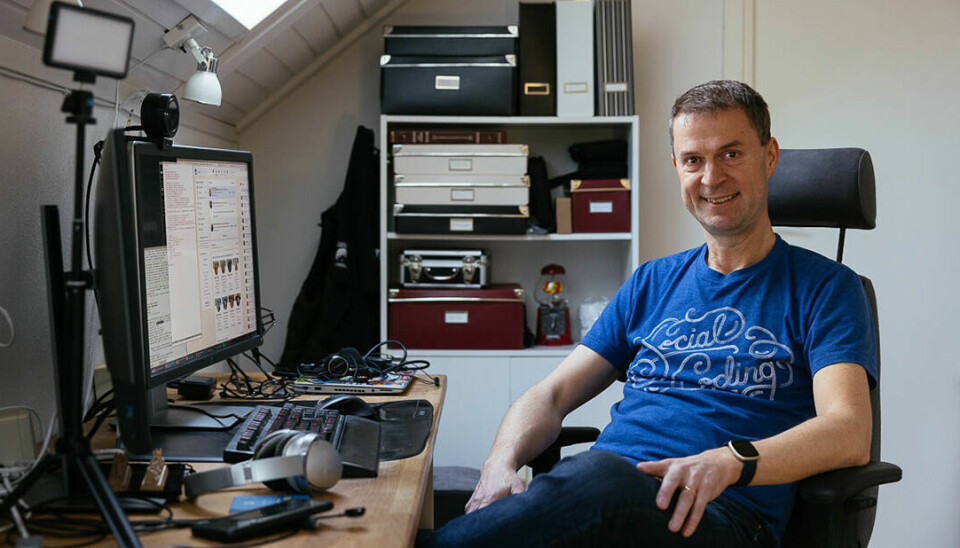 Programmeraren Daniel Stenberg, fotograferad vid sitt skrivbord med två stora datorskärmar. Daniel har skapat filöverföringsverktyget Curl.