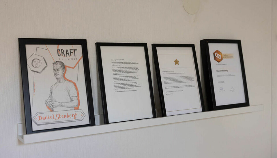 Bilden visar olika utmärkelser som sitter på väggen hemma hos Curl-skaparen Daniel Stenberg.