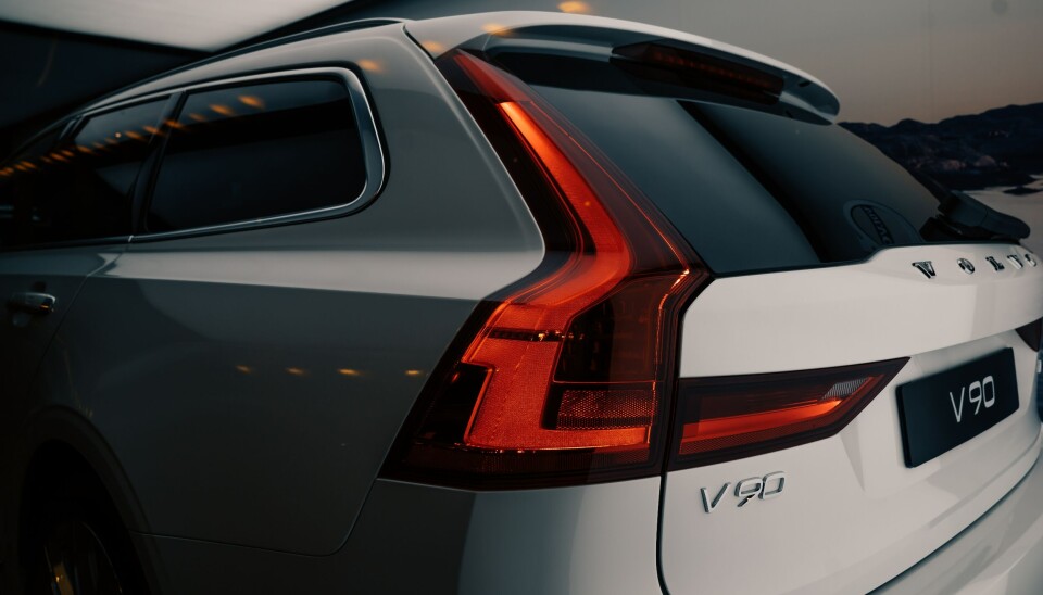 Volvo Cars minskar antalet anställda i Sverige. En vit Volvo V90, röda baklyktor