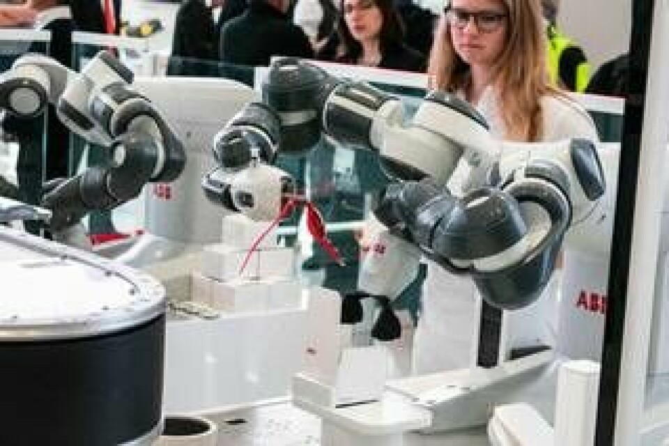 1. ABB demonstrerade ett antal av sina samabetande robotar Yumi som vek kartonger och stoppade ner armbandsur i dem. Foto: Johan Kristensson
