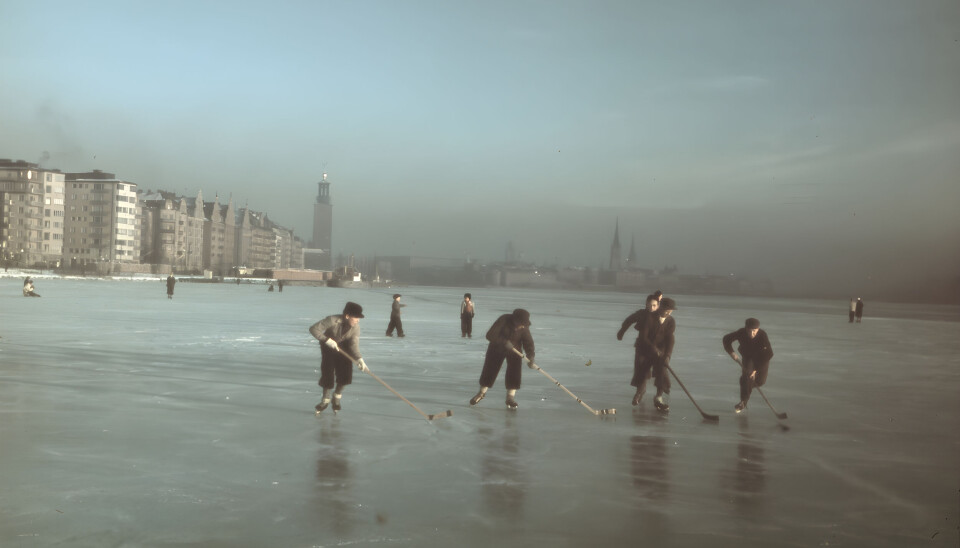 Hockeyspel på Riddarfjärdens is, strax nedanför Stadshuset i Stockholm. Barn spelar hockey på isen nedanför Stadshuset i Stockholm. Det ser ut att vara på 60-talet.