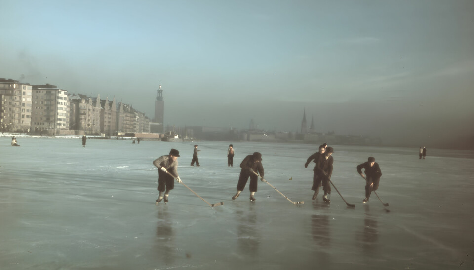 Barn spelar hockey på isen nedanför Stadshuset i Stockholm. Det ser ut att vara på 60-talet.