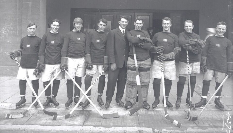 Kanadensiska spelaren Thomas Ernest ”Moose” Johnson (trea från vänster) med Portland Rosebuds – och kanske även med den hockeyklubba han kom att använda hela sin karriär. Kanadensiska spelaren Thomas Ernest ”Moose” Johnson (trea från vänster) med Portland Rosebuds – och kanske även med den hockeyklubba han kom att använda hela sin karriär.