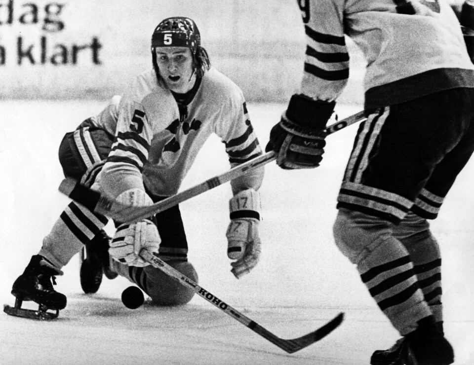 Kring 1972, när denna bild på nyligen avlidna hockeylegendaren Börje Salming togs, hade träklubborna fått en beläggning med glasfiberlager. Sedan kom aluminiumklubborna. Sverige vann för övrigt träningsmatchen mot Finland som är avbildad här med 5–1.