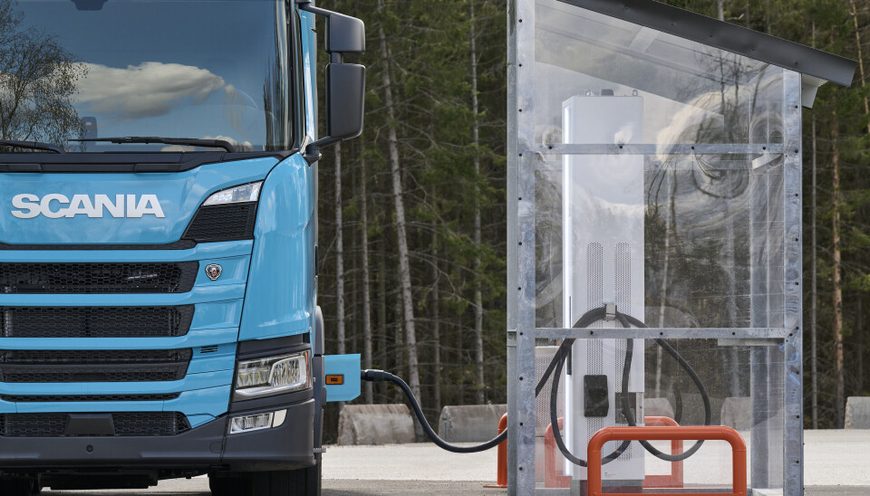 Ellastbil från Scania laddas i Södertälje. Arkivbild. Ellastbil från Scania laddas med 750 kW från en ABB-laddare, i Södertälje.