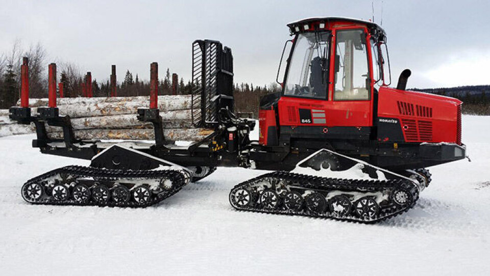 Skotare från Komatsu som utrustats med larvfötter från BAE Systems Hägglund. Foto: Björn Löfgren / Skogsforsk Skotare från Komatsu som utrustats med larvfötter från BAE Systems Hägglund. Foto: Björn Löfgren / Skogsforsk