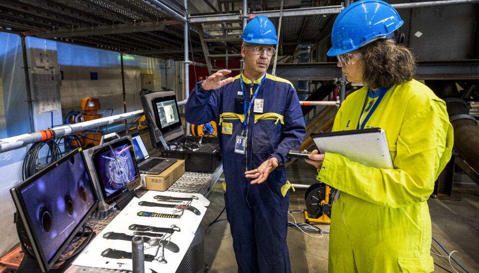 Ny Teknik's reporter Linda Nohrstedt on a report at Rinhals 4. Sub-project manager Per Nilsson shows how the repair of the pressure vessel was done. Ny Teknik's reporter Linda Nohrstedt on a report at Rinhals 4. Sub-project manager Per Nilsson shows how the repair of the pressure vessel was done.