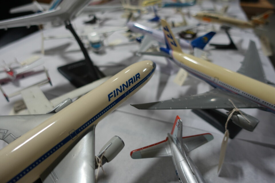 Flera modeller av passagerarplan med ett flygplan från Finnair i förgrunden