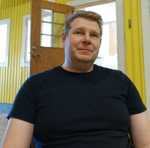 Porträttbild på Rickard Andersson i svart t-tröja. Han ser allvarlig ut.
