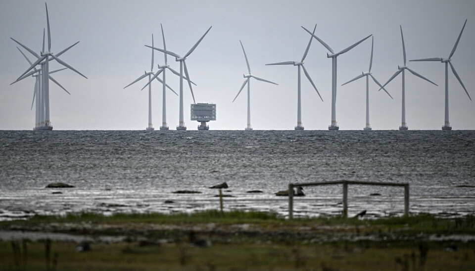 Havsbaserad vindkraft i Lillgrund. Stora vindkraftverk ute i grått hav