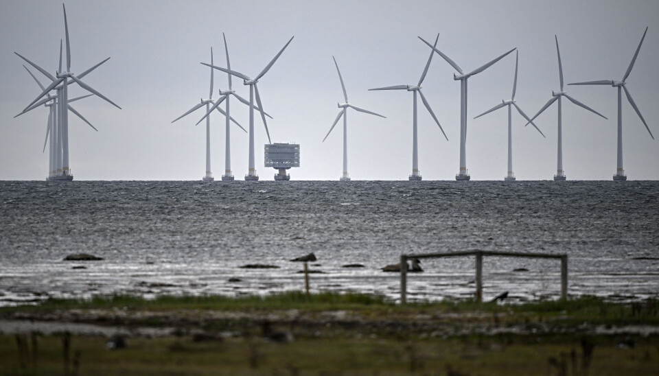 Havsbaserad vindkraftverk i Lillgrund vindkraftpark utanför Bunkeflostrand söder om Öresundsbron snurrar på i hård vind. Arkivbild. Havsbaserad vindkraft i Lillgrund. Stora vindkraftverk ute i grått hav