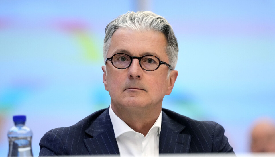 Rupert Stadler i samband med rättegången. Rupert Stadler, grått hår svarta glasögon ljusblå bakgrund