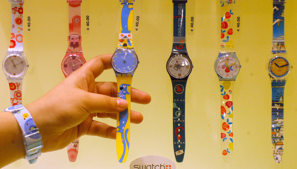 Sex färgglada plastklockor av märket Swatch