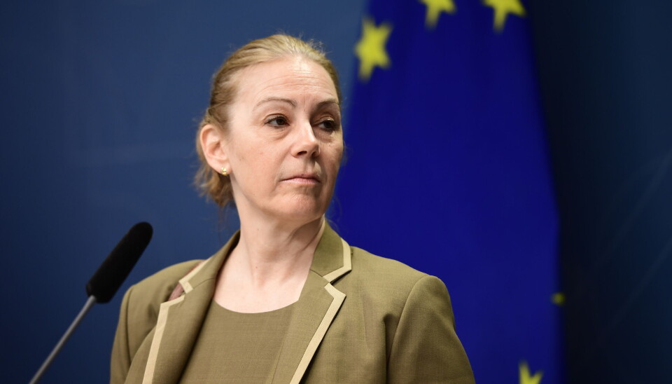 Nina Cromnier, generaldirektör för Strålsäkerhetsmyndigheten, lämnar posten den 29 maj. Arkivbild. Nina Cromnier med beiga kläder framför en blå bakgrund