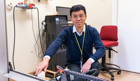 Li Yang i ett laboratorium, han är klädd i en blå långärmad tröja.