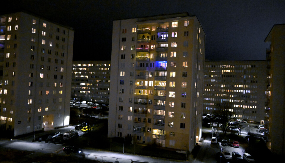 Det är inte lika lätt att spara längre. Arkivbild. Upplyst bostadshus i mörker