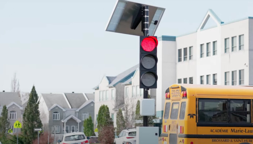 Här är trafiklljuset som alltid visar rött för fortkörare