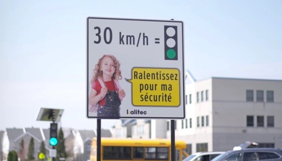 Här är trafiklljuset som alltid visar rött för fortkörare
