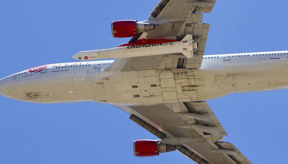 Virgin Orbits metod gick bland annat ut på att skjuta ut miniraketer från ett modifierat flygplan av typen Boeing 747-400. Flygplan underifrån mot blå himmel