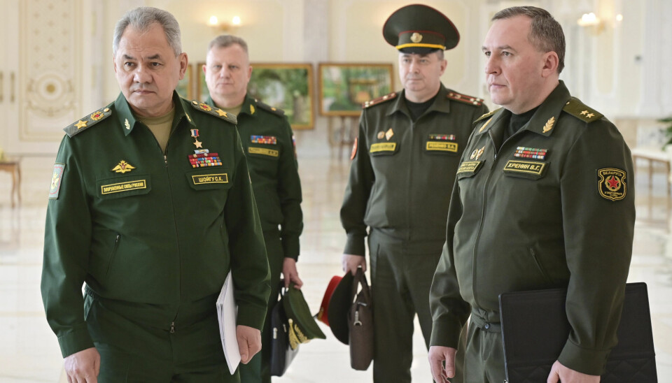 Rysslands försvarsminister Sergej Sjojgu (vänster i bild) har skrivit under ett avtal om att placera ryska kärnvapen i Belarus. Belarus försvarsminister Viktor Chrenin står här längst till höger i bild. Arkivbild.