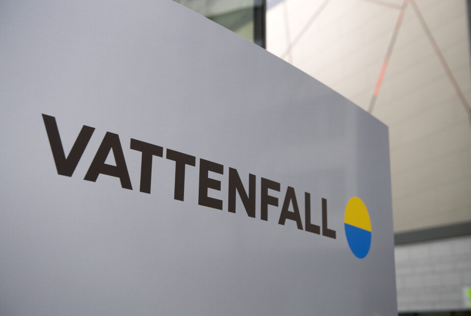 Statliga Vattenfall rapporterar. Arkivbild Grå skylt som det står vattenfall på.