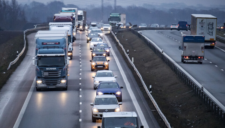 Även tunga transporter kan bli lönsamma med eldrift enligt en studie. Arkivbild. Lastbilar och bilar på motorväg