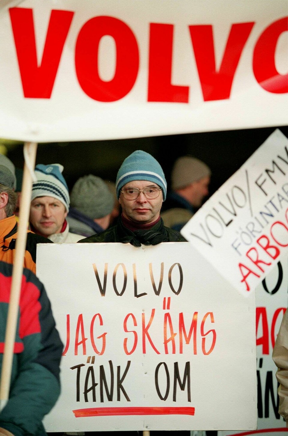 En manifestation mot nedläggningen av Volvo Aero. Demonstranterna har skyltar med texterna 'Volvo, jag skäms, tänk om' och 'Volvo/FMV förintar Arboga'.