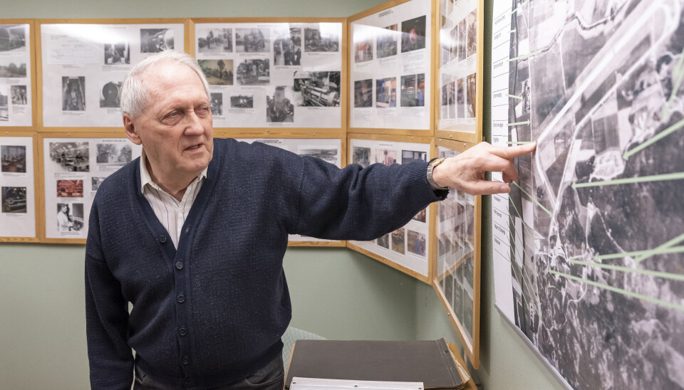 Det var med riksdagsbeslutet om att etablera en ny flygverkstad i Arboga den 20 juni 1942 som startpunkten för det moderna Arboga kom. ”Vi har legat långt framme i Arboga, och Sverige, både tekniskt och logistiskt, med att underhålla flygplansmateriel”, säger Per-Erik Holm, styrelseledamot i Robothistoriska föreningen. Per-Erik Holm pekar ut de olika verkstäderna på en svartvit flygkarta över Arboga.