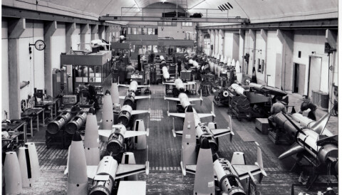 Serietillverkning av Robot 04C i CVA:s verkstäder i berget i Arboga under perioden 1958 till 1964. Svartvit bild som visar en av CVA:s verkstäder inne i ett bergrum i Arboga. Robot 04C under produktion ligger på rad i utrymmet.