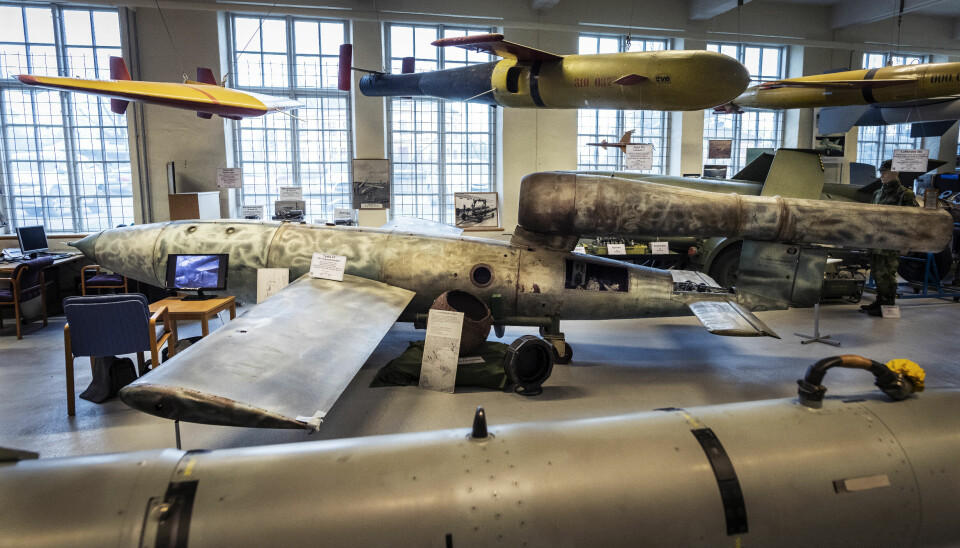 A bomba V1 e vários outros robôs em exposição no museu.