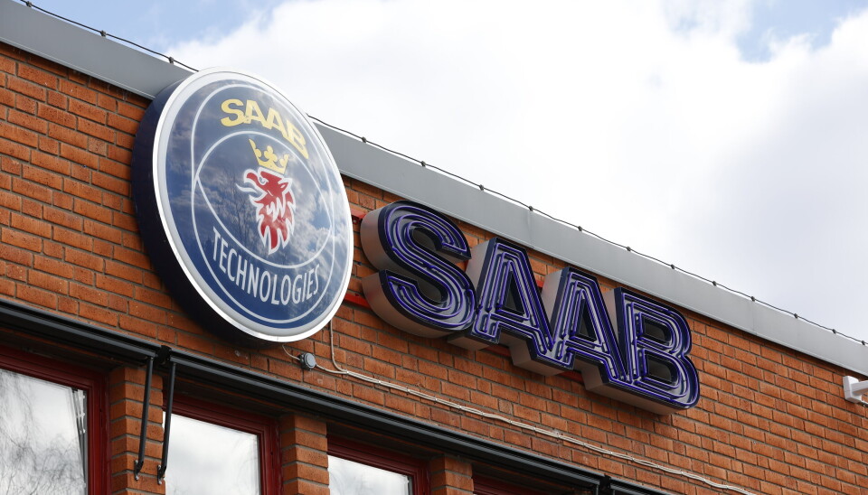 Saab har fått en miljardbeställning från Försvarets materielverk. Arkivbild. Blå Saab-skylt på en röd tegelvägg