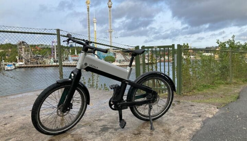 Vässla Pedal. En elcykel av märket Vässla framför en molnig himmel.